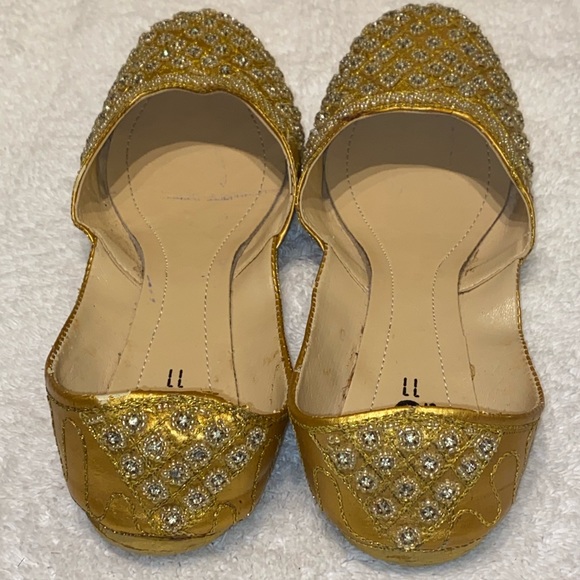 Gold khussa mujri with silver stone - Picture 3 of 4